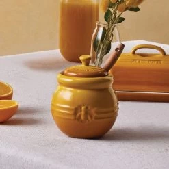 Le Creuset Honingpot Met Spatel Aardewerk Nectar -Keukenproducten Winkel le creuset honingpot met spatel aardewerk nectar 1